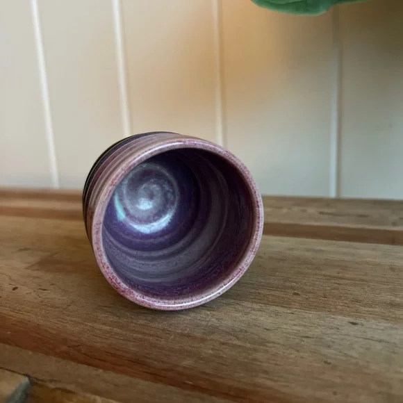 Hand made, artist signed, purple-y ceramic mug - Picture 2 of 4